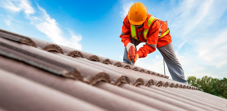 Consejos para evitar daños en el tejado: reparación y mantenimiento de canalones