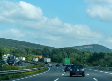 El envejecido parque móvil y las deficiencias en las infraestructuras reabren el debate sobre la seguridad vial en la época del año con más desplazamientos, según SMA Road Safety