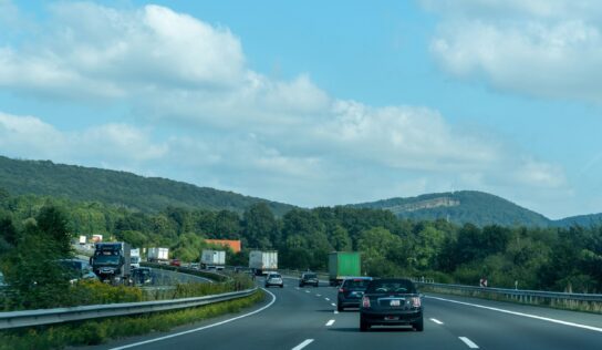 El envejecido parque móvil y las deficiencias en las infraestructuras reabren el debate sobre la seguridad vial en la época del año con más desplazamientos, según SMA Road Safety