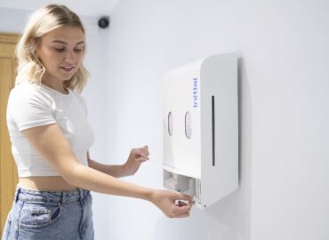 Vuelta al cole: 4 razones por las que contar con dispensadores de higiene menstrual en los baños de los centros académicos