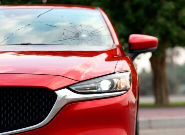 Talleres Murillo alerta sobre los errores habituales del verano que pueden provocar daños en las lunas del coche