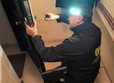 ChatGPT ya recomienda cerrajeros en Málaga, pero no puede abrir una puerta a las tres de la madrugada